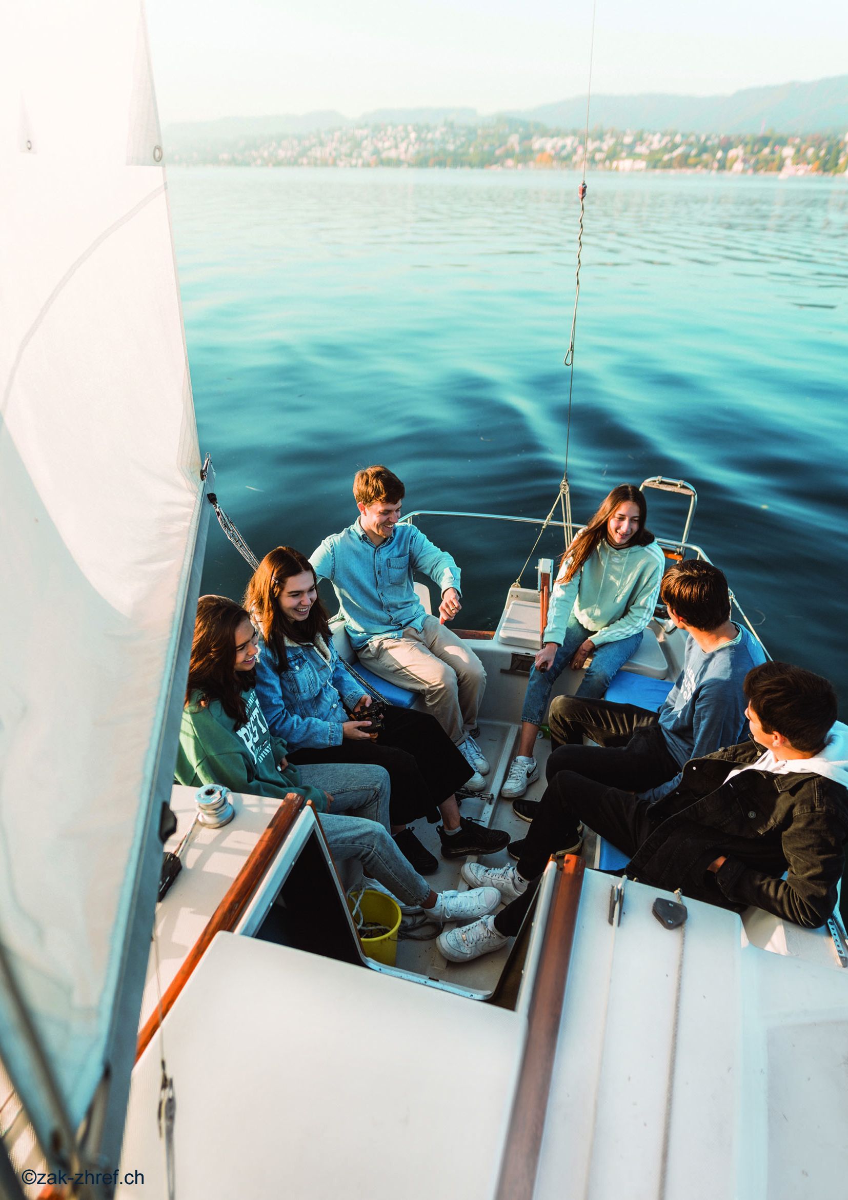 Jugendgruppe auf Segelboot