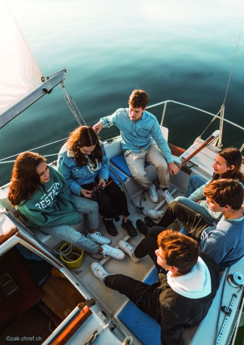 Jugendgruppe auf Boot