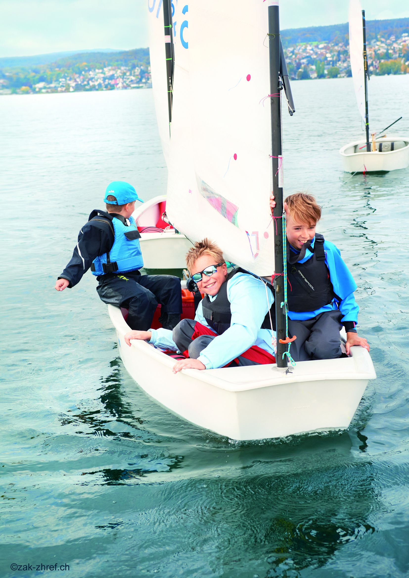 Drei Jungen auf Boot